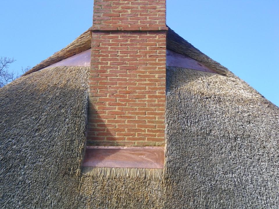 maison avec un toit de chaume